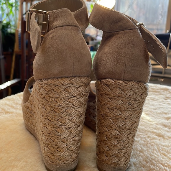 Stuart Weitzman natural suede tan platform wedges (like new) - Picture 4 of 5